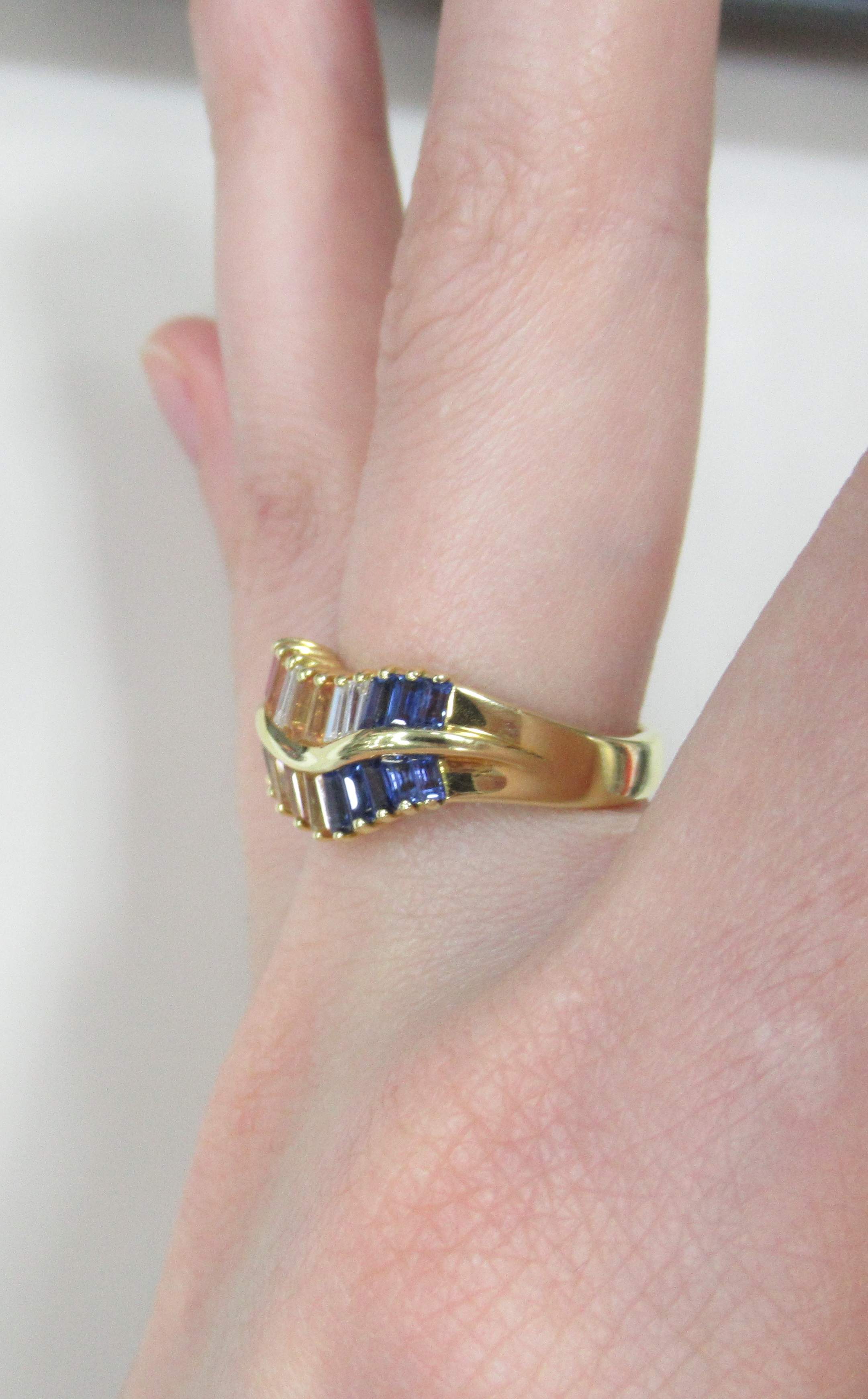 Кольцо из желтого золота с рубинами. бриллиантами и сапфирами